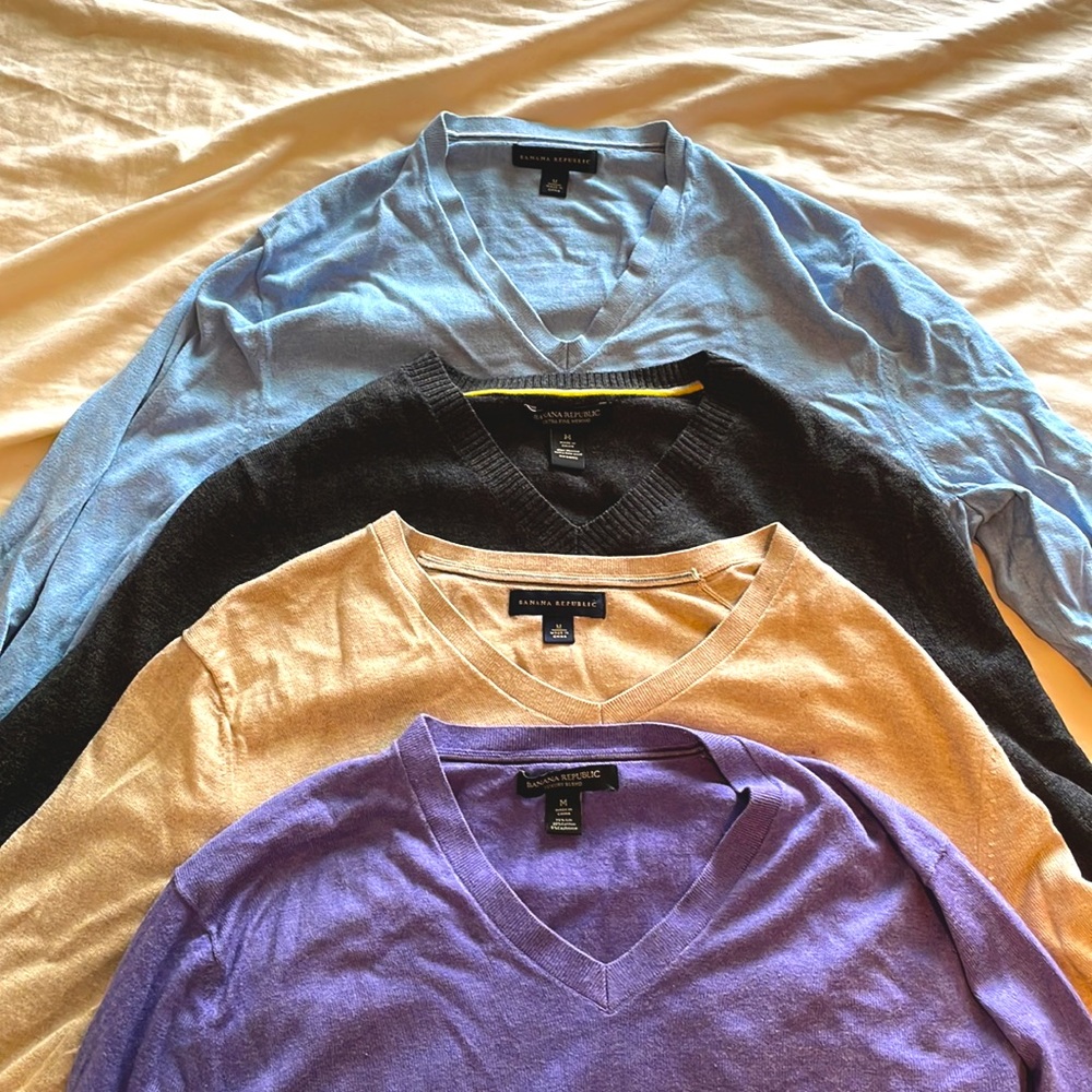 LOT OF 4 BANANA REPUBLIC MENS V NECK SWEATERS. ALL SIZE MEDIUM.